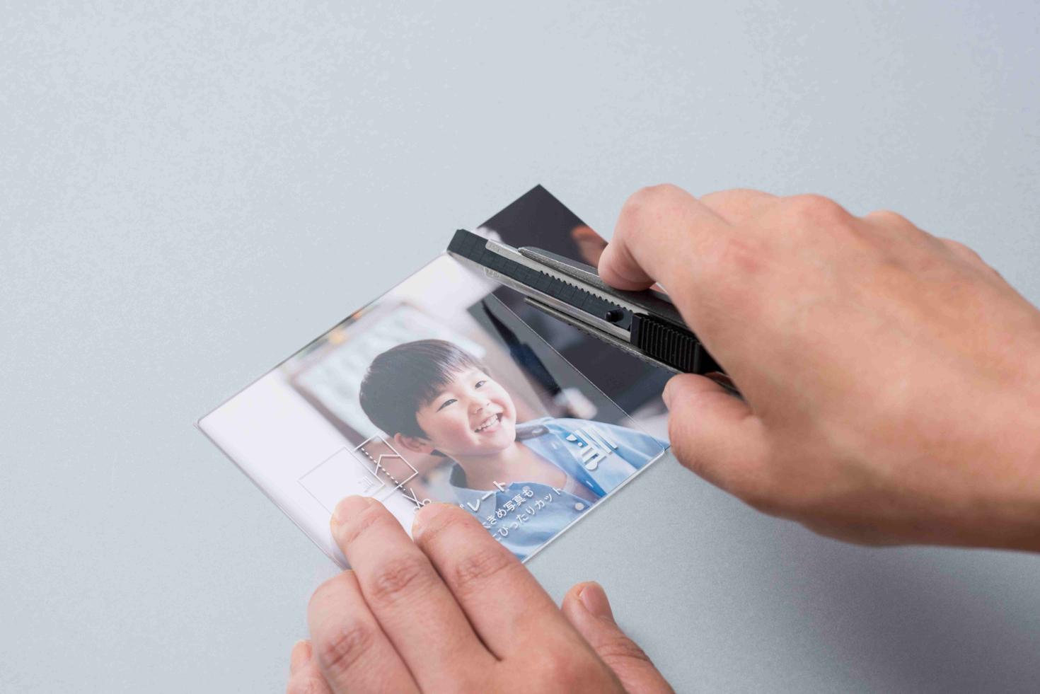 写真をましかくサイズにカットできる、カッティングボードつき!