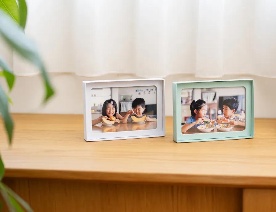 写真が収納できるフォトフレーム、イロハコです。30枚までの写真なら飾りながら保管ができます。